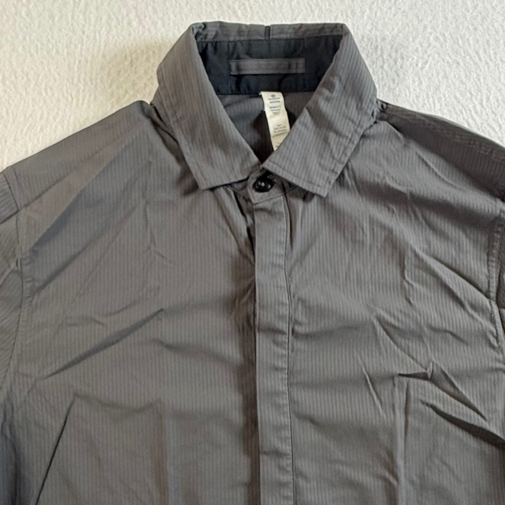 Lululemon Button Down Shirt Mens Medium Short Sleeve Stretch Textured Gray
